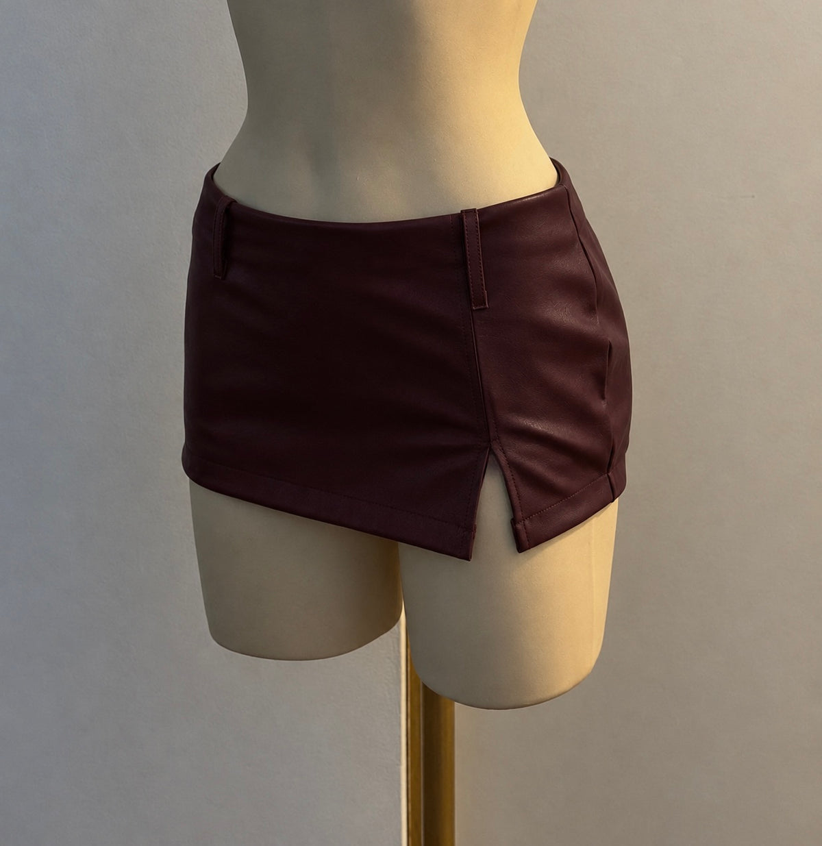 Minifalda cuerina (short interno)